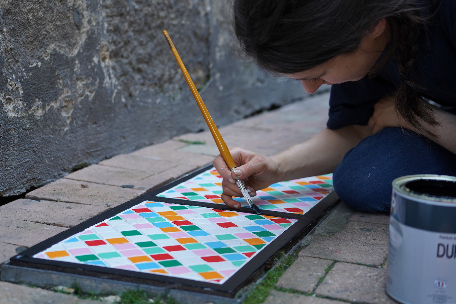 Regards de chaussée, Charlie Devier, Bordeaux, 2019, assistante en train de peindre une plaque d'égout