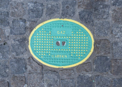 Regards de chaussée, Charlie Devier, Bordeaux, 2019, plaque d'égout décorée