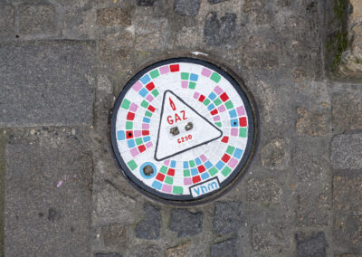 Regards de chaussée, Charlie Devier, Bordeaux, 2019, plaque d'égout décorée