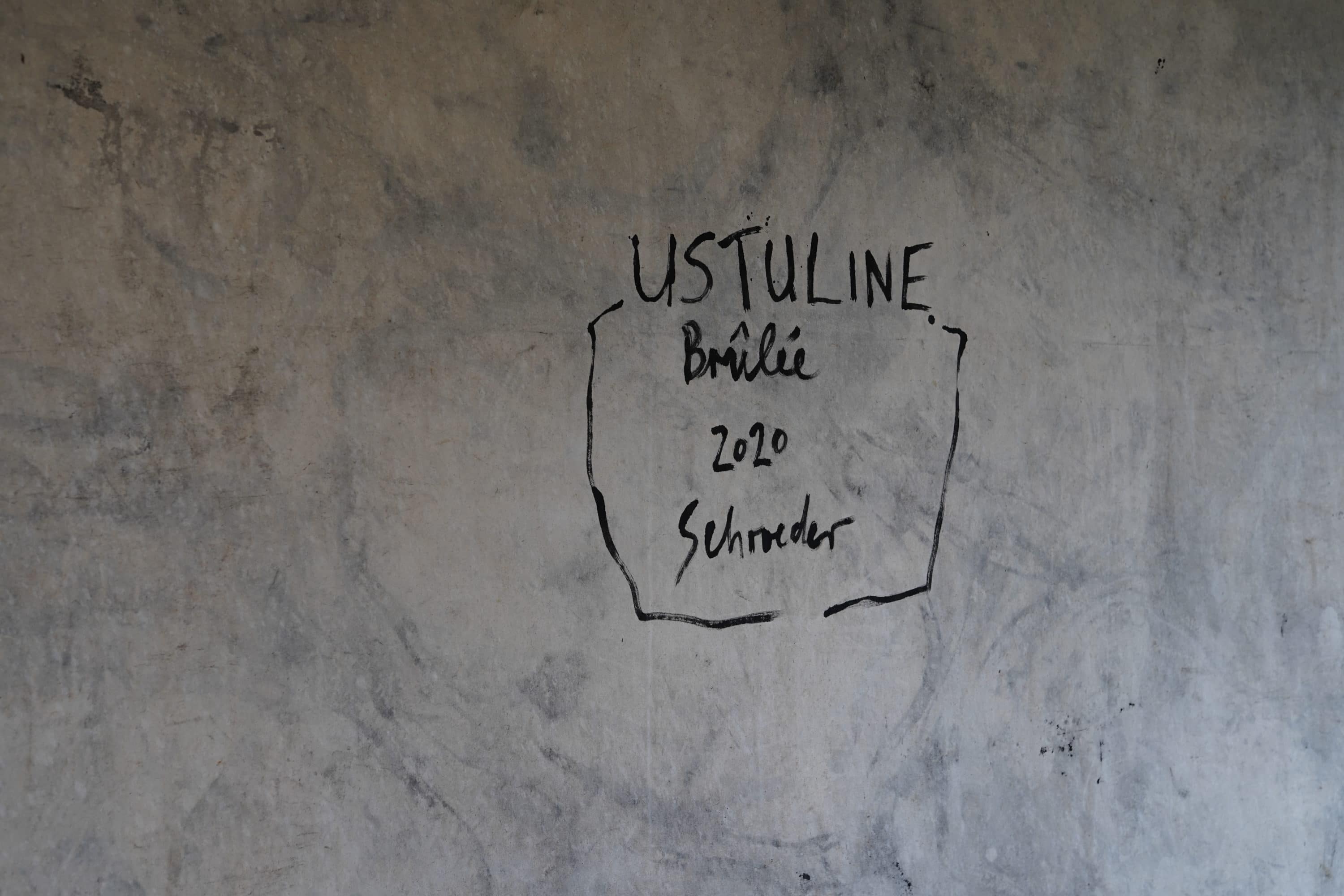 Barbara Schroeder, visite de son atelier, mur écrit "Ustuline brûlée 2020"