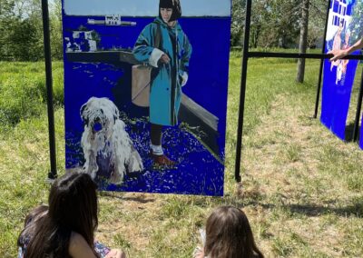 Admiration devant l'œuvre de Cassandre Cecchella, plein air, inauguration, enfants