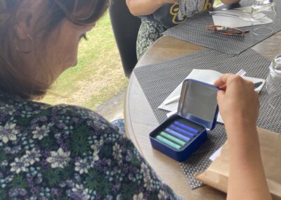 Résidence Encore à la traine avec Pauline Castra, dans les ateliers de Pastels Girault.