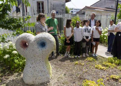 Paysage avec ensemble de figures des artistes Bevis Martin & Charlie Youle