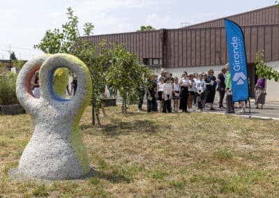 Paysage avec ensemble de figures des artistes Bevis Martin & Charlie Youle