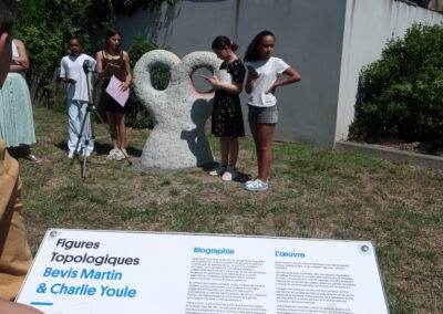 Paysage avec ensemble de figures des artistes Bevis Martin & Charlie Youle