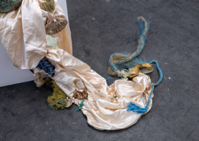 Caloplaca Marina #2, textiles recyclés, éléments trouvés sur la plage, swab barcelone, Camille Benbournane
