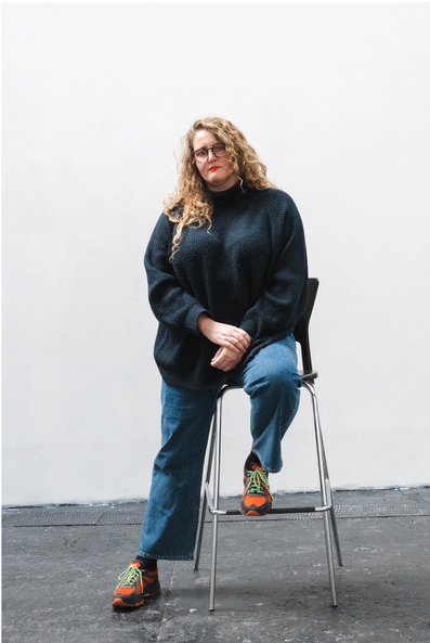 Autoportrait de l'artiste Camille Benbournane illustrant la biographie