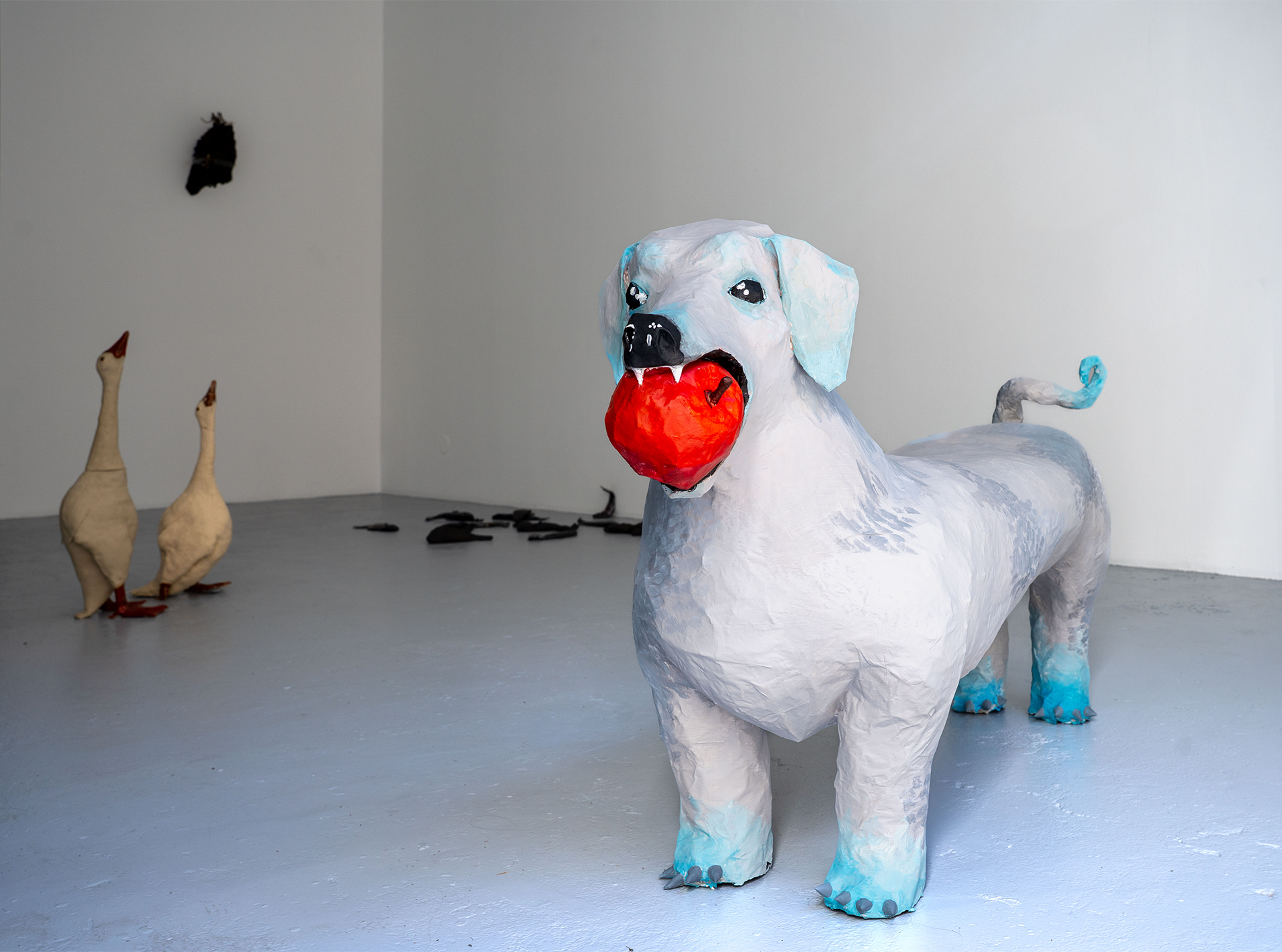 Il pleut des chats, des chiens et des fourches, exposition de Romane Taque, sculpture, céramiques, animaux, apocalypse